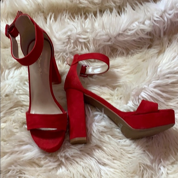 Women’s red heels - Picture 4 of 4
